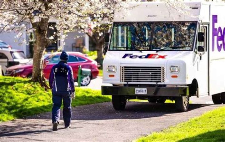Do FedEx package handlers get paid every week?