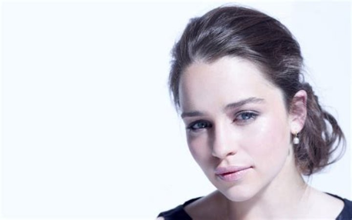 Does Emilia Clarke have green eyes?