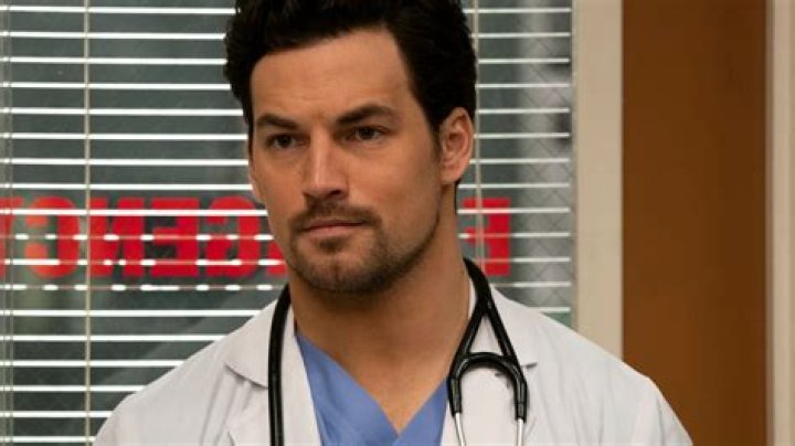 How old is DeLuca on GREY's?