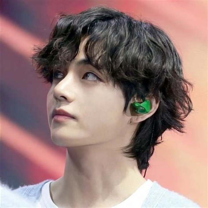 Is Taehyung hair naturally curly?