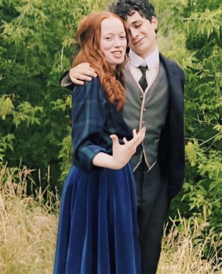 Is the teacher in Anne with an E?