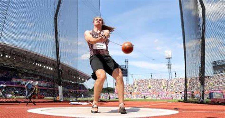 Who is the world record holder in women's hammer throw?
