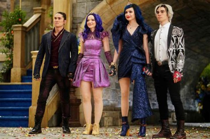 Who plays Hook's son in descendants 3?